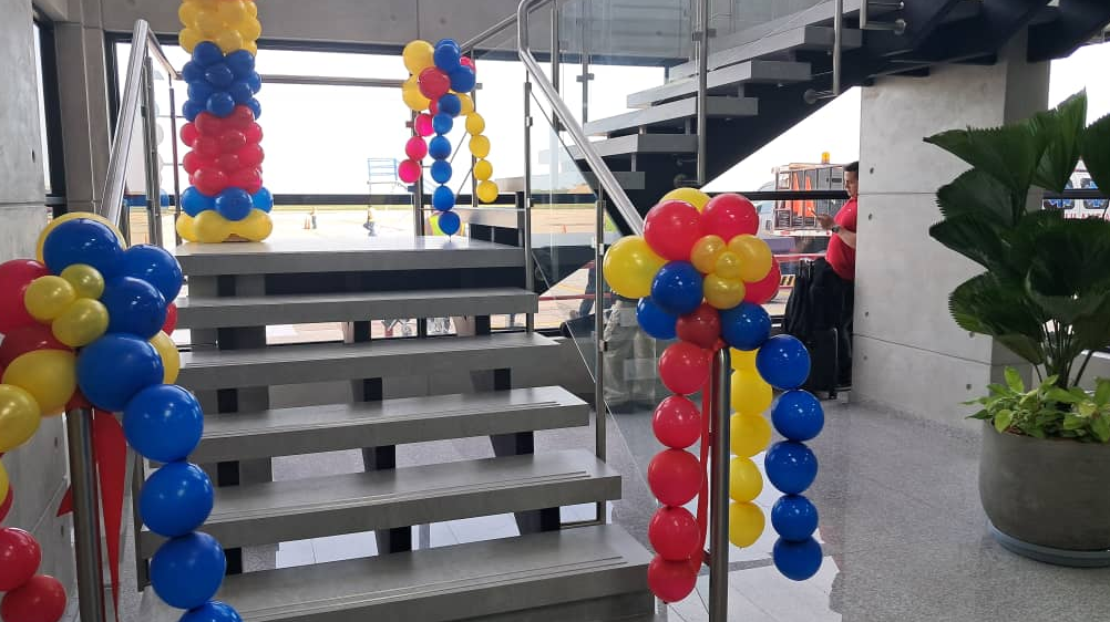 En FOTOS: chavismo inauguró con pompas una escalera en un aeropuerto, “obra de gran envergadura”