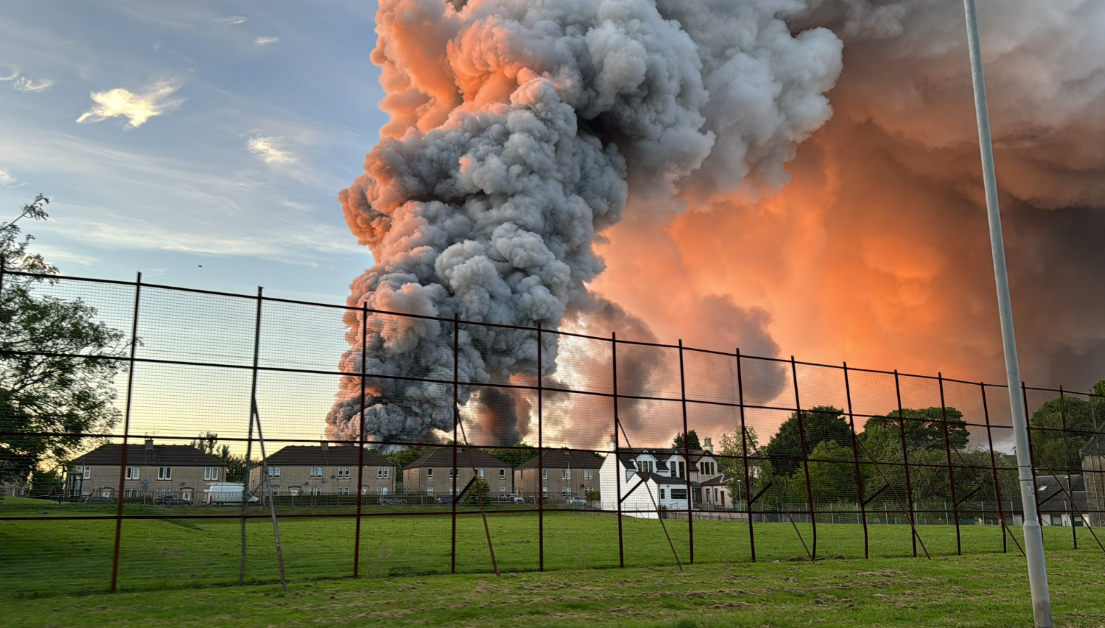 Enorme columna de humo causó explosión en zona industrial de Escocia (video)