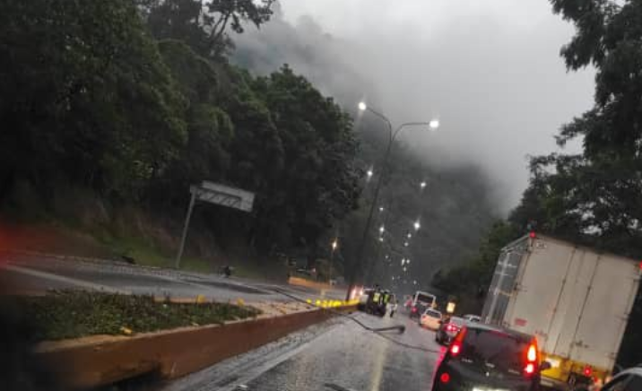 Un poste cayó después del túnel de Los Ocumitos sentido Caracas este #4Jun (VIDEO)