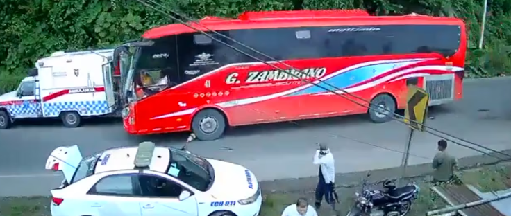 Doble tragedia: paramédicos atendían a víctimas de un accidente y son atropellados por autobús en Ecuador