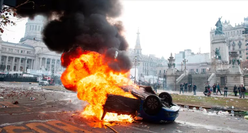 Manifestantes en Argentina prendieron fuego a vehículo de una emisora tras incidentes en el Congreso
