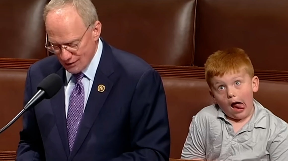 VIRAL: Hijo de congresista de EEUU se puso travieso durante mensaje de su padre en la Cámara (VIDEO)