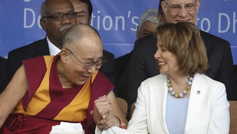 Nancy Pelosi llega en una delegación de EEUU para reunirse con dalái lama en la India