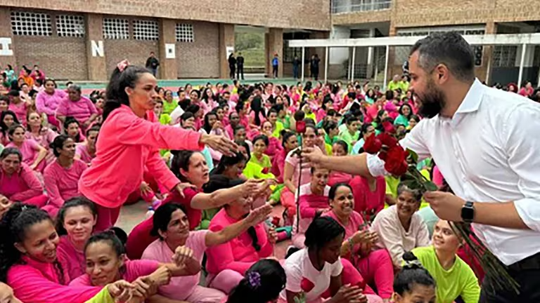 Maduro envió flores a una cárcel de mujeres en un intento de esconder la grave crisis penitenciaria en Venezuela