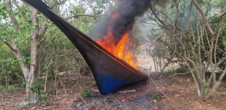 Militares destruyeron narco-peñero en Sucre (Imágenes)