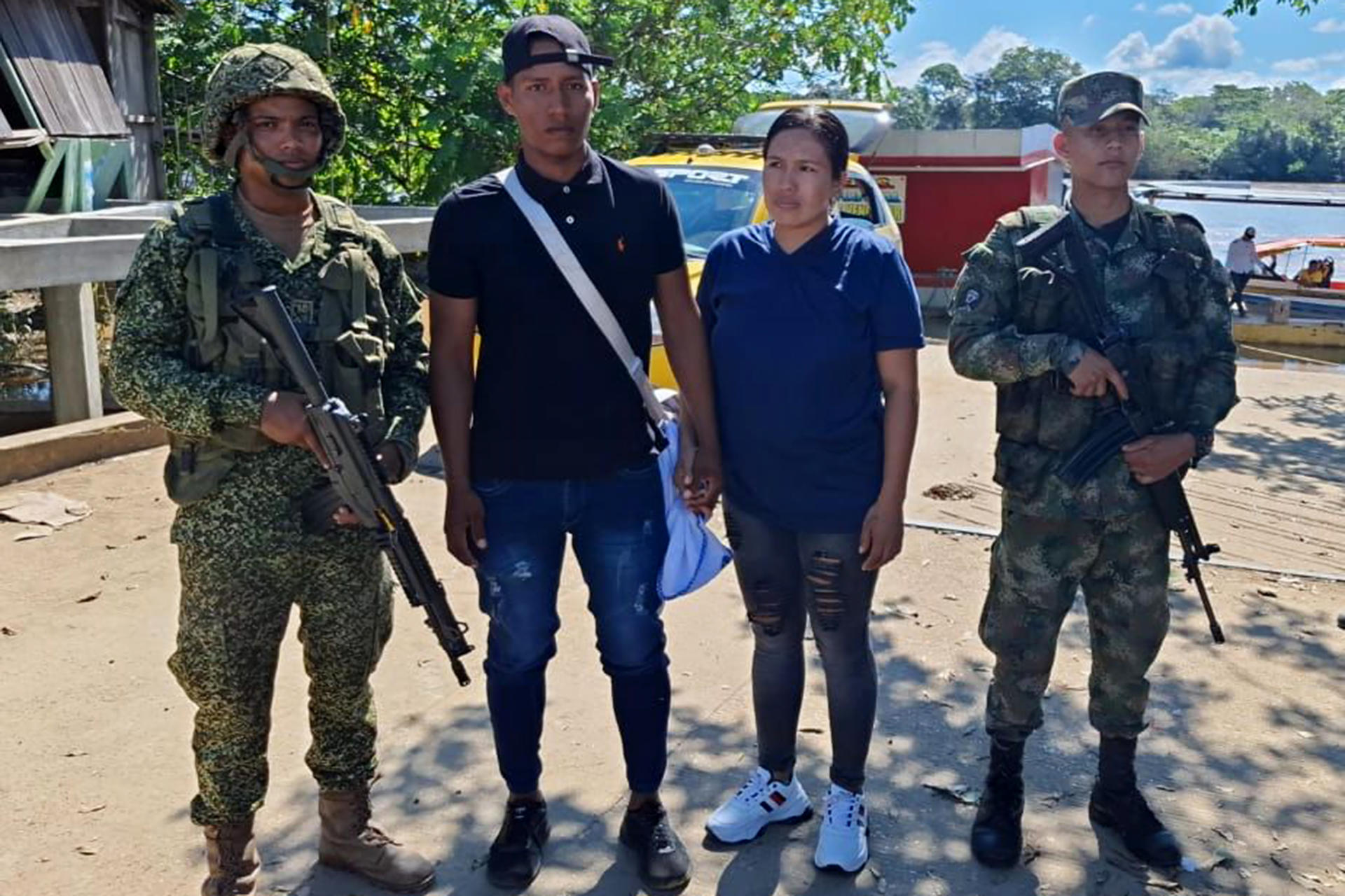 Liberaron a un soldado, su esposa y bebé secuestrados por disidencias de las Farc en Colombia