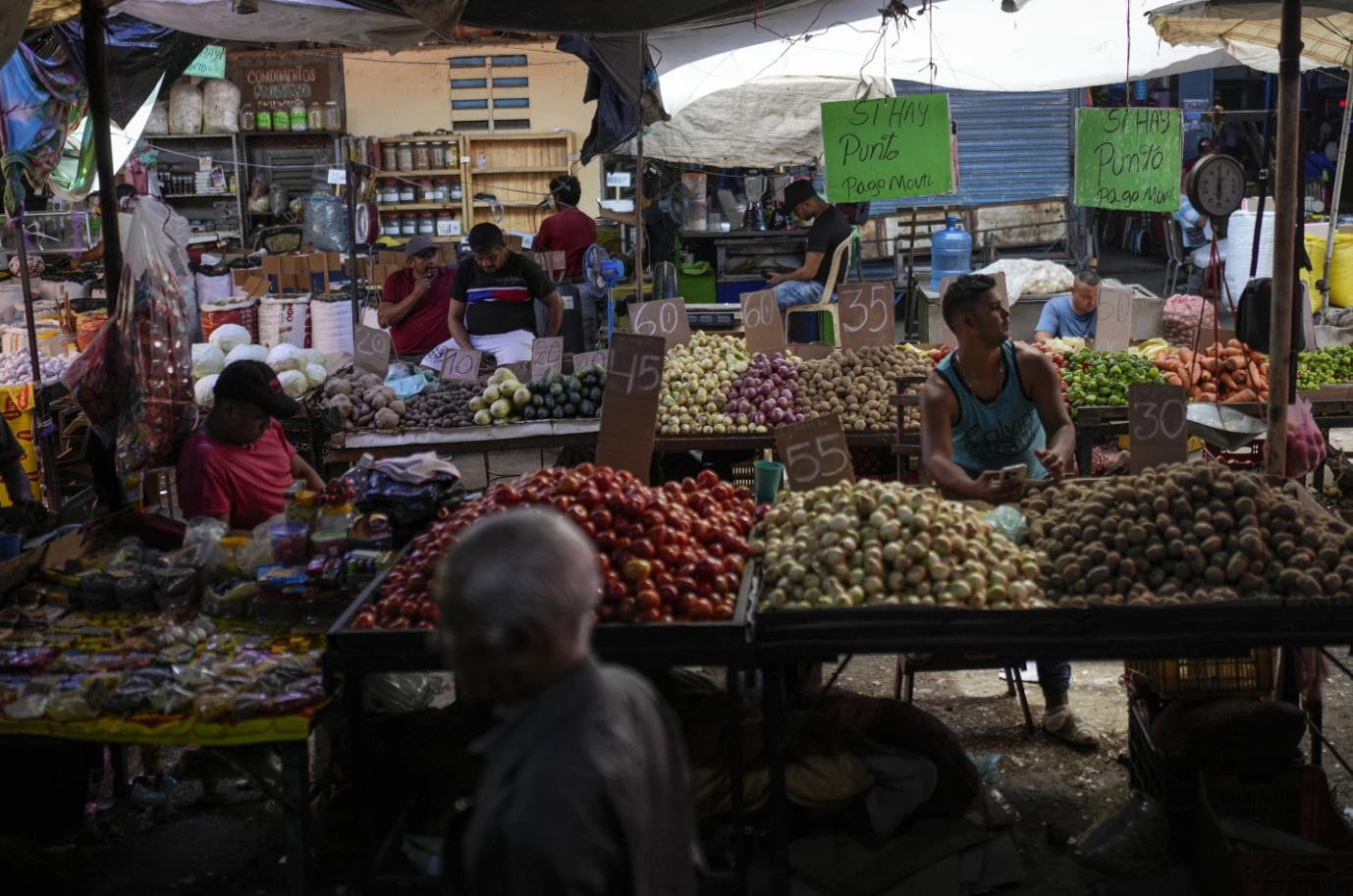AP: Venezolanos recurren a “tigritos” y juegos de azar para estirar sus salarios hasta después de las elecciones