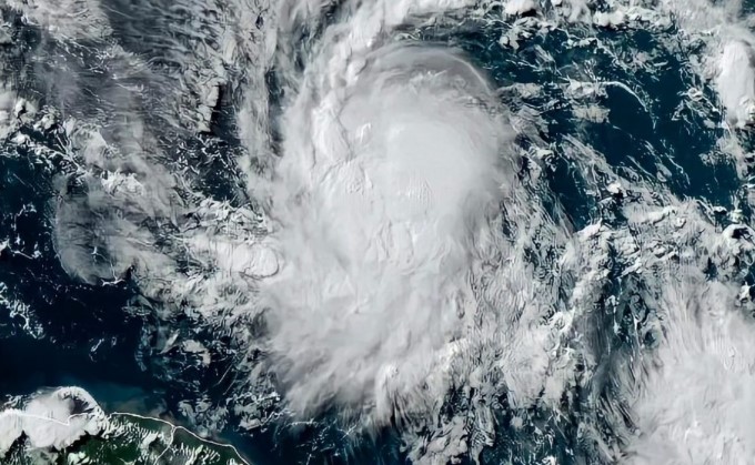 El huracán Beryl se intensifica antes de llegar a las Islas de Barlovento