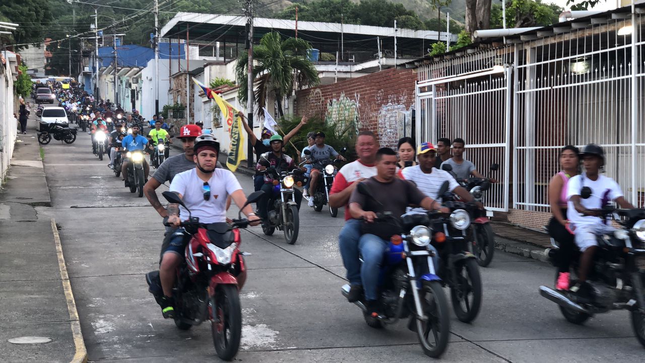 Con caravana multitudinaria arrancó campaña en respaldo a Edmundo González en San Juan de los Morros