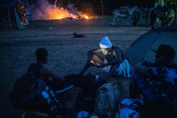 EN VIDEO: Así es caminar por la selva del Darién en la noche hasta la frontera entre Colombia y Panamá