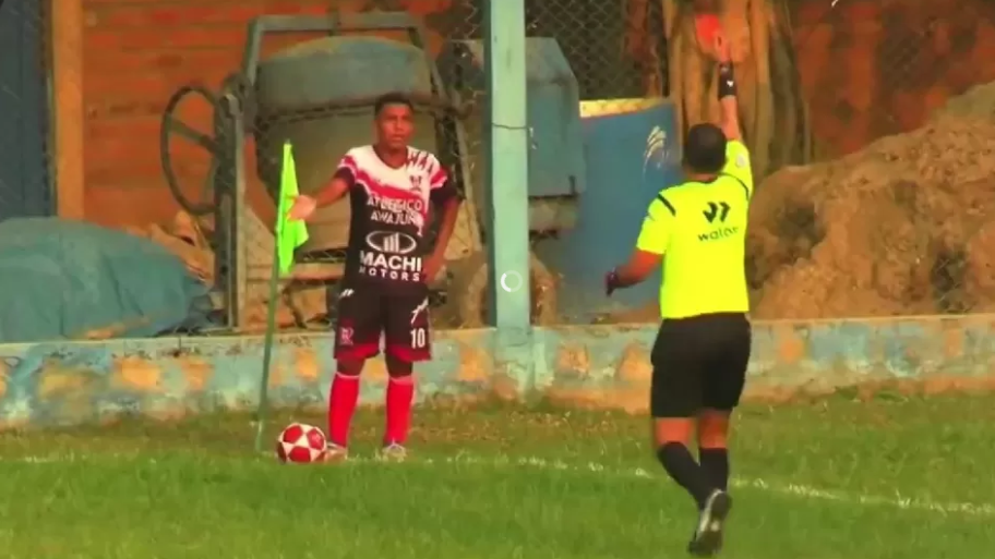 Insólito: expulsaron a futbolista por orinar en pleno partido (VIDEO)