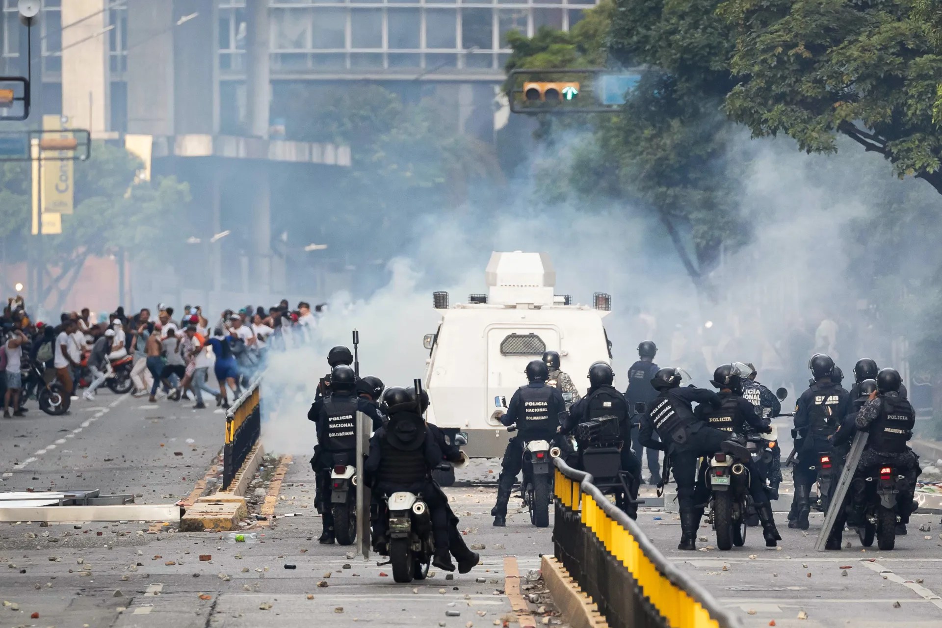 VIDEO prueba cómo uniformados ponen contra la pared a los venezolanos para revisar sus celulares