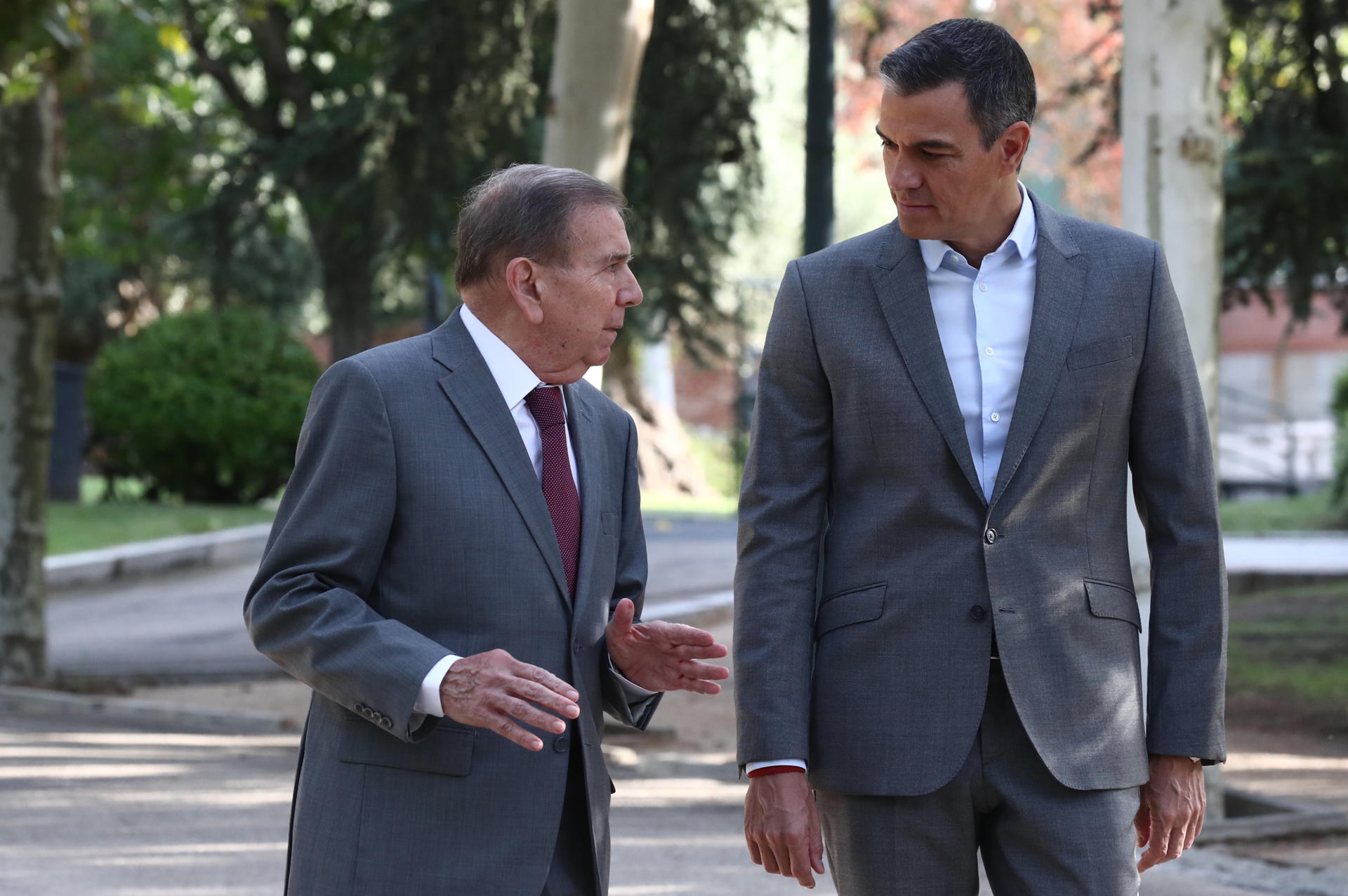 El Mundo: Sin Albares, en los jardines y sin corbata; Moncloa rebaja encuentro con Edmundo González tras amenazas chavistas